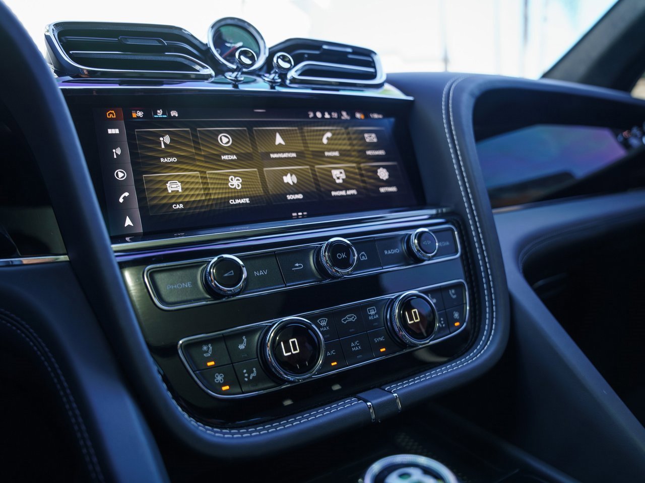 Used 2023 Bentley Bentayga Plug-In Hybrid image 8