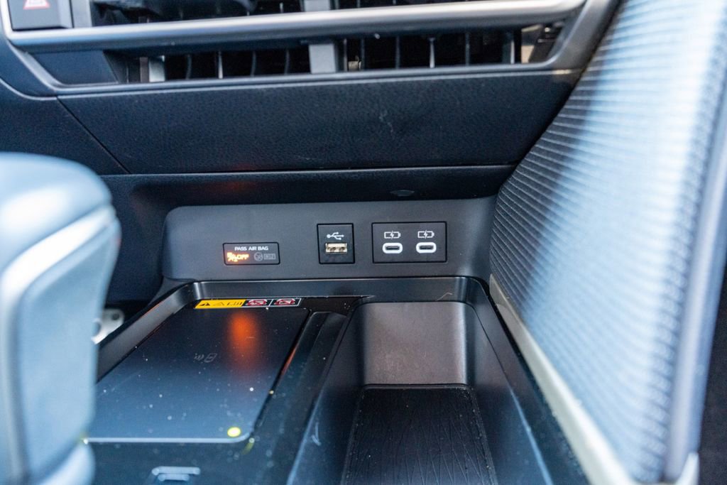 Used 2025 Toyota Camry SE w/ Convenience Package image 30