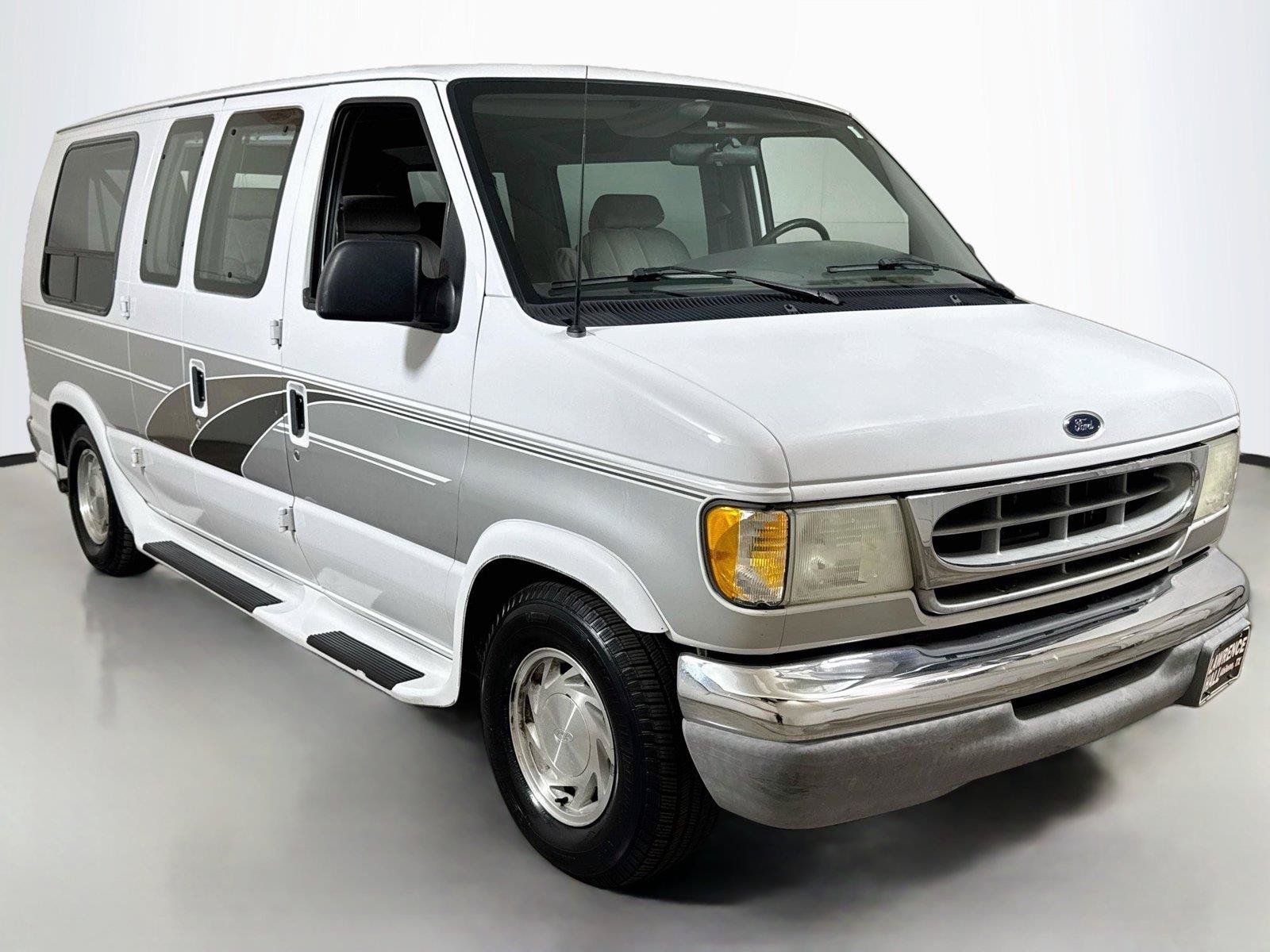 Used 2001 Ford E-150 and Econoline 150 RWD image 3