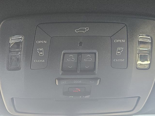 Used 2025 Toyota Sienna Limited image 25