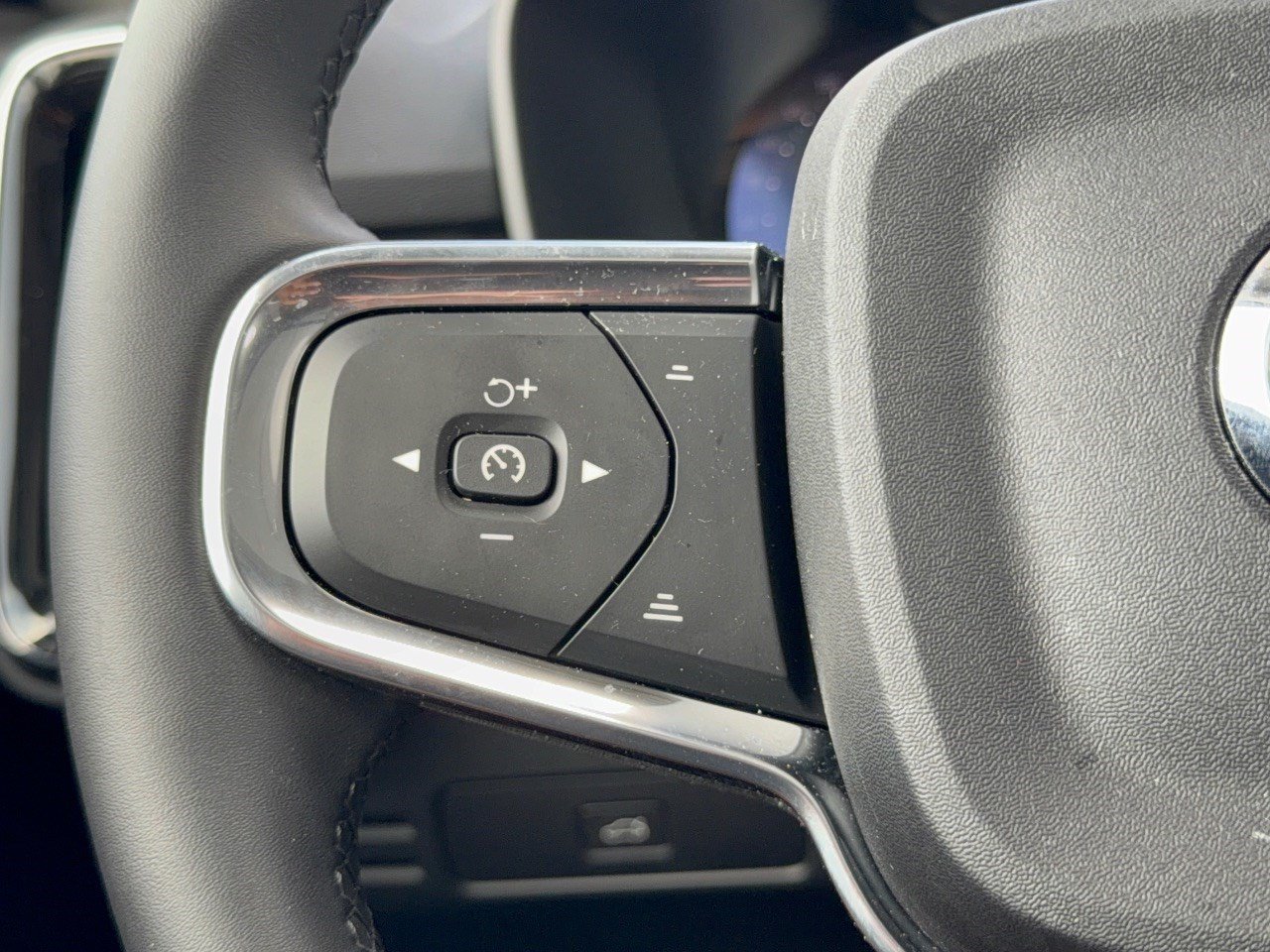 Certified 2026 Volvo XC40 B5 Plus w/ Protection Package Premier AWD/4WD image 18