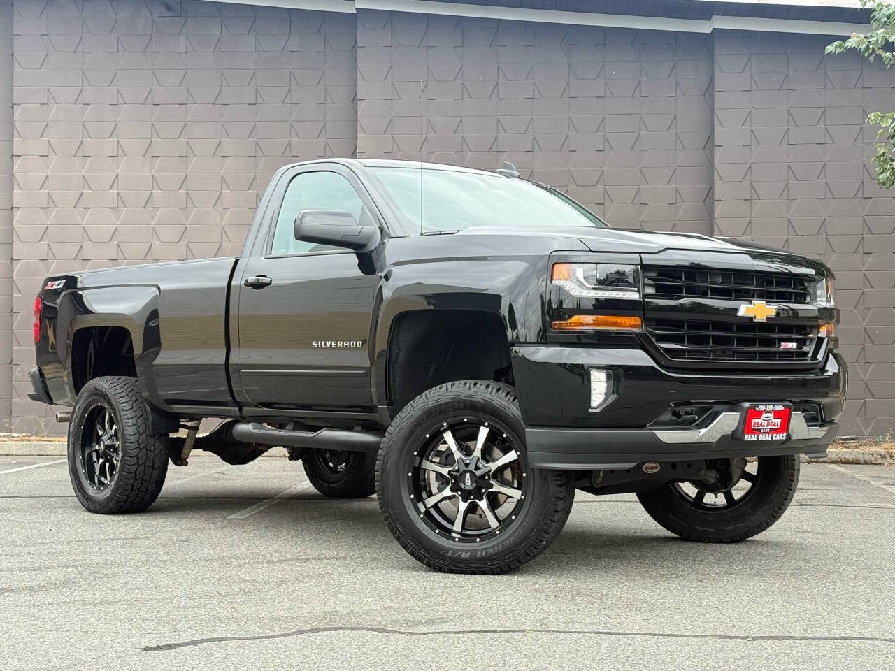 Used 2017 Chevrolet Silverado 1500 LT w/ LT Convenience Package AWD/4WD image 2