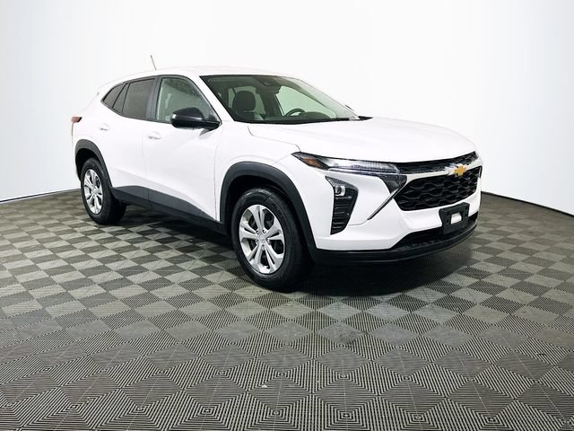 Used 2025 Chevrolet Trax LS FWD image 1