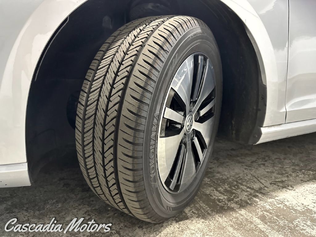 Used 2016 Volkswagen e-Golf SEL Premium image 33