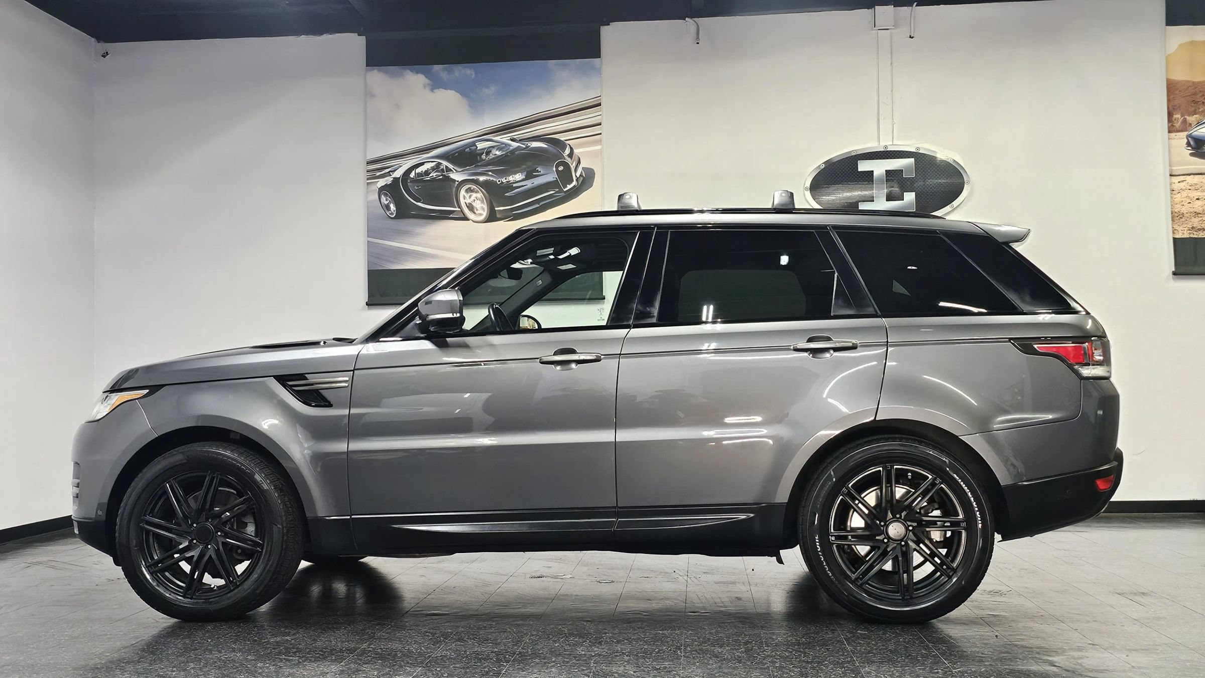 Used 2017 Land Rover Range Rover Sport SE AWD/4WD image 4
