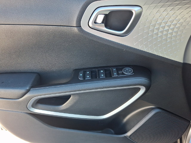 Used 2023 Kia Soul LX w/ LX Technology Package FWD image 12