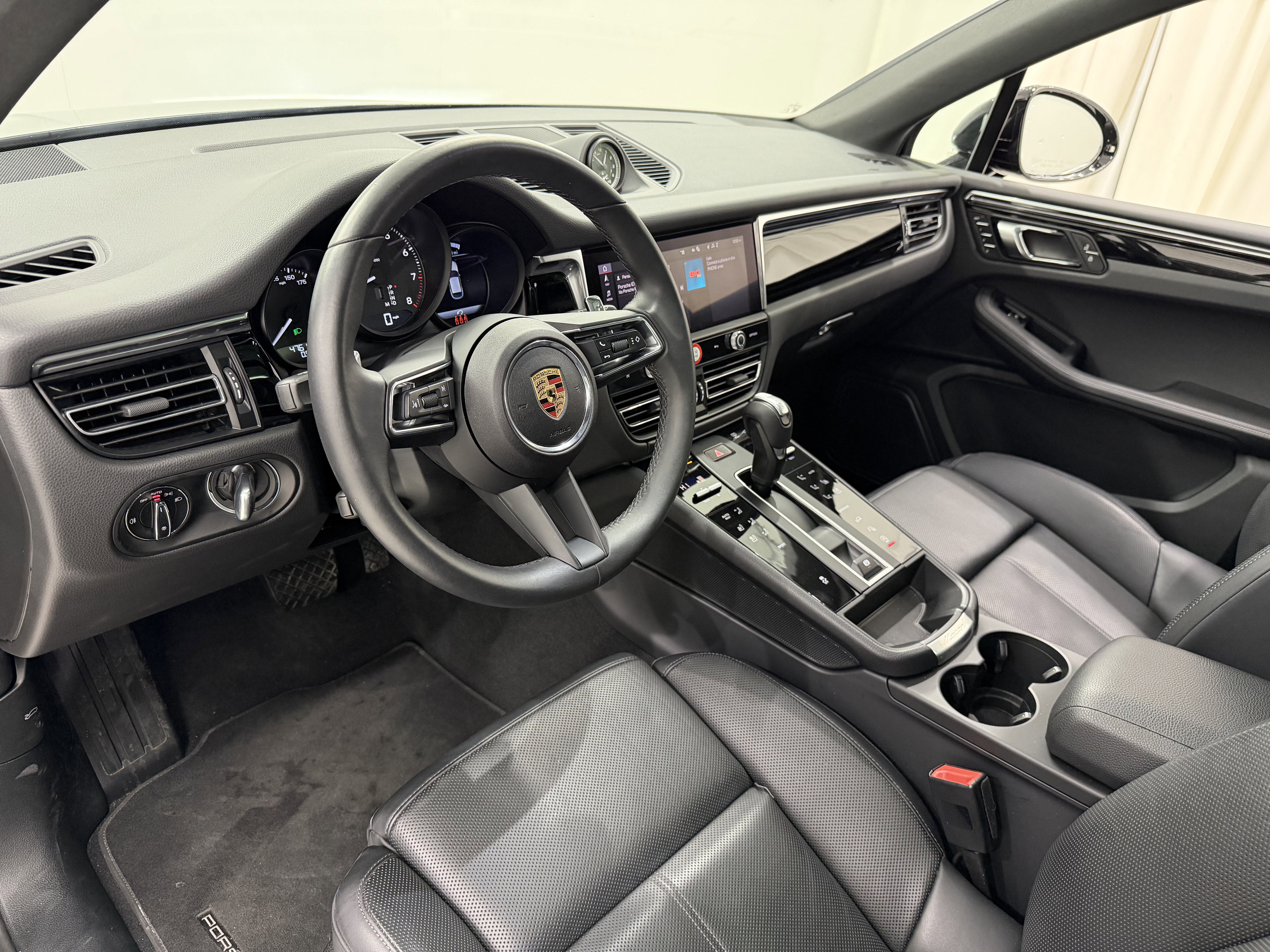 Certified 2025 Porsche Macan image 4