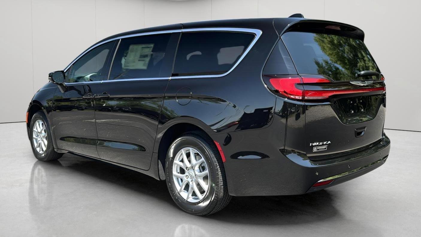 New 2026 Chrysler Pacifica Select image 8
