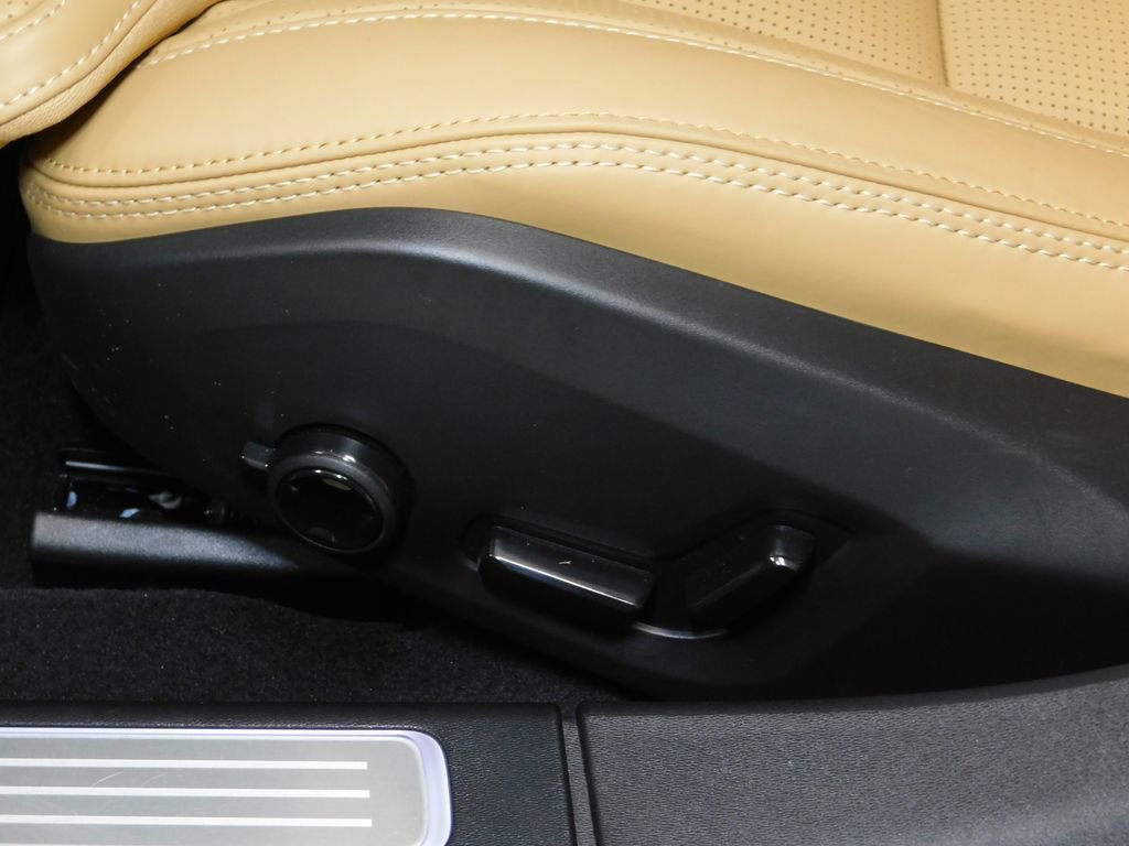 Used 2026 Volvo V90 B6 Cross Country Ultra image 33