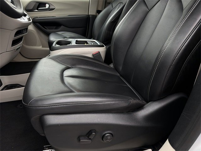 Used 2024 Chrysler Pacifica Touring-L image 23