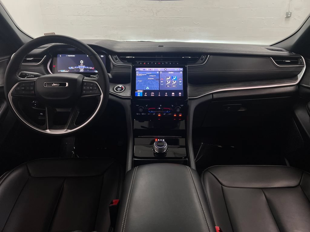 Used 2025 Jeep Grand Cherokee Limited w/ Black Appearance Package RWD image 15