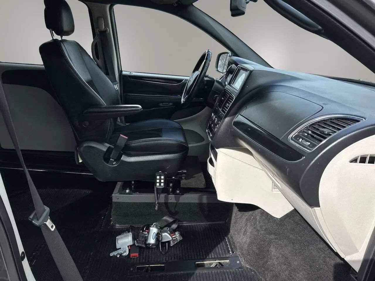 Used 2018 Dodge Grand Caravan SXT FWD image 25