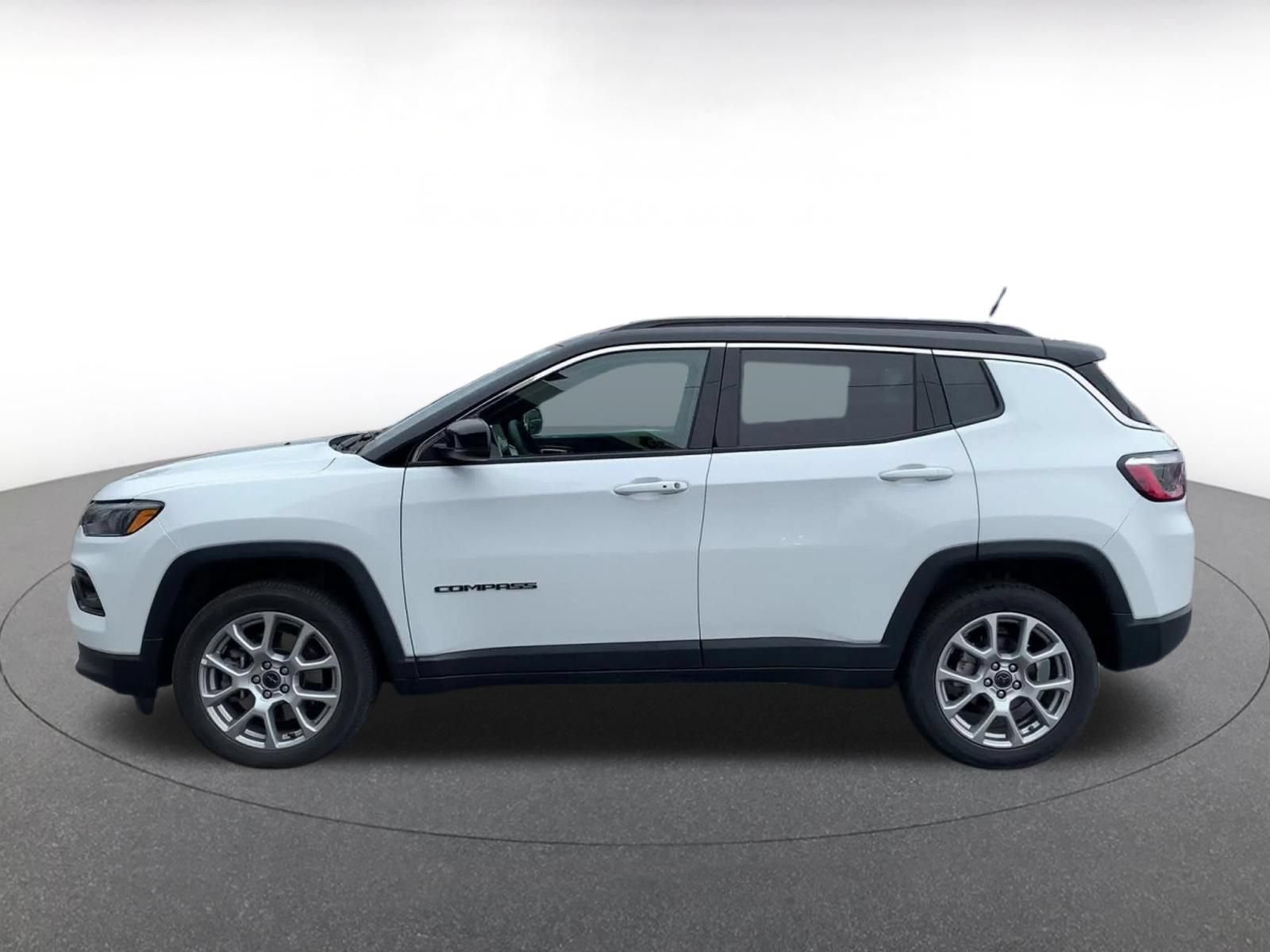 Used 2025 Jeep Compass Limited AWD/4WD image 9