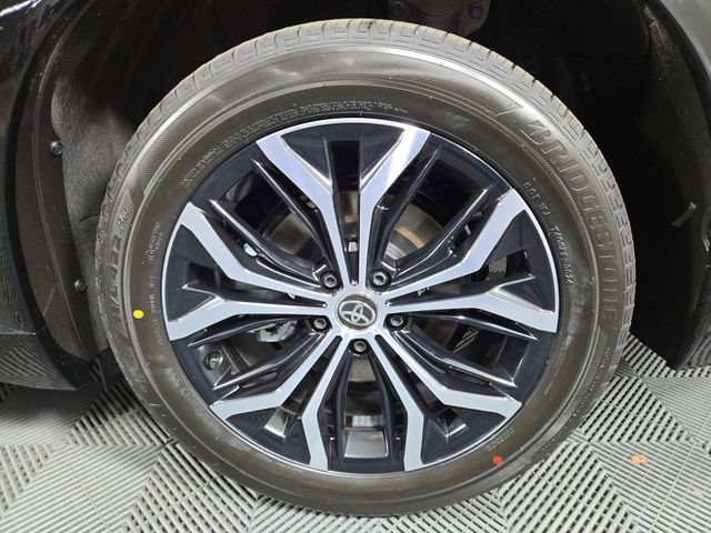 Used 2025 Toyota Crown Signia image 13