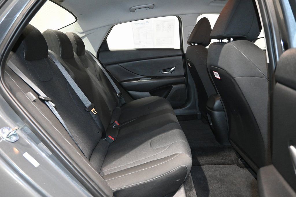 Used 2025 Hyundai Elantra SE image 12