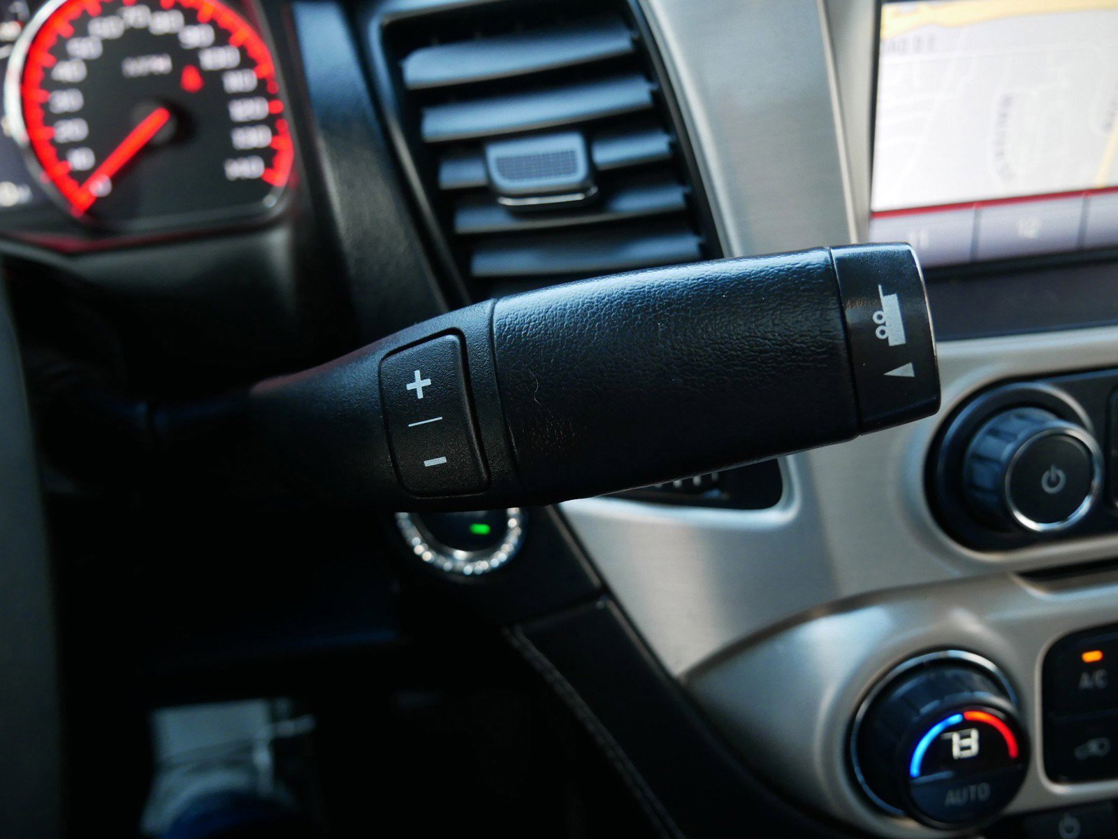 Used 2015 GMC Yukon Denali w/ Open Road Package image 32