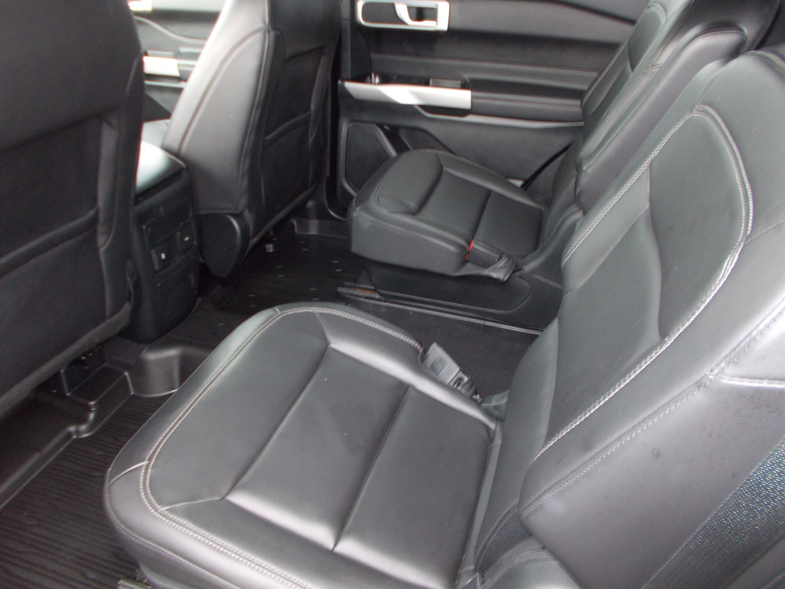 Used 2023 Ford Explorer XLT w/ Equipment Group 202A AWD/4WD image 5