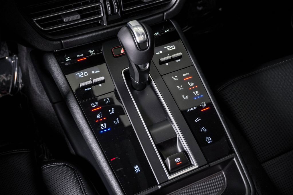 Certified 2026 Porsche Macan AWD/4WD image 24