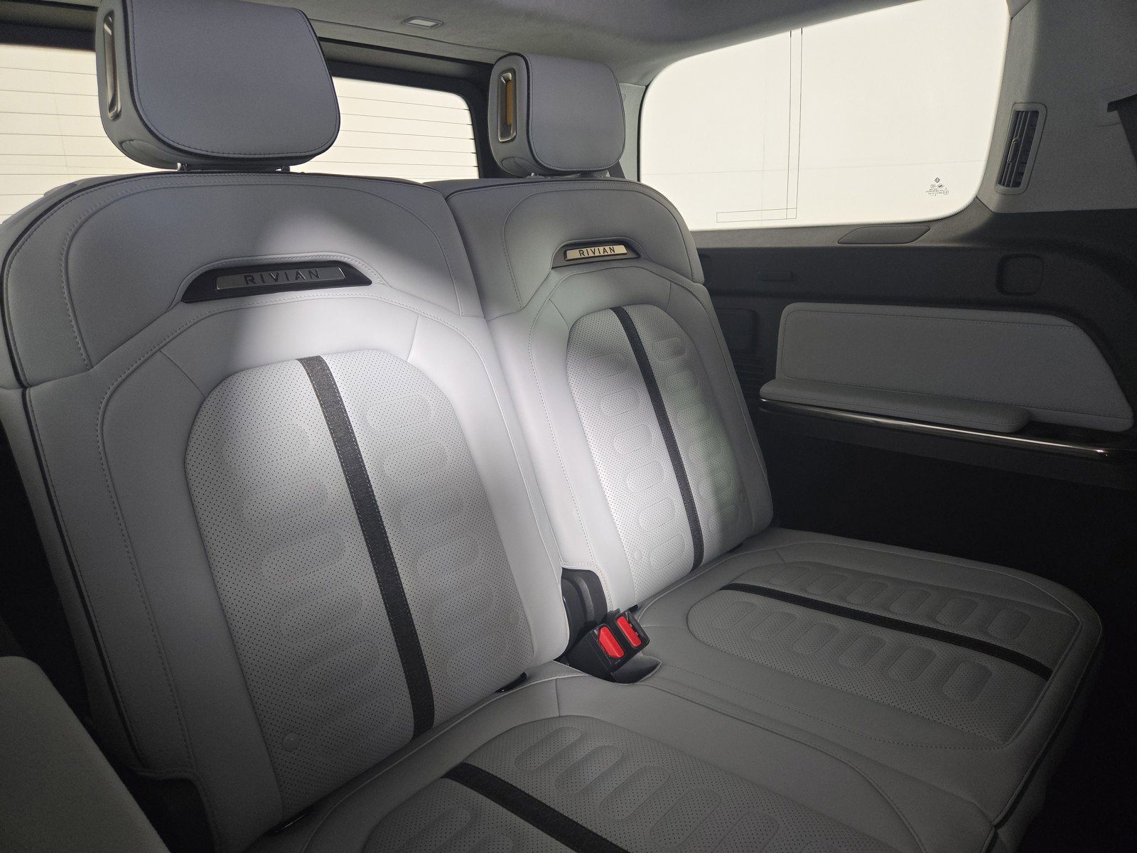 Used 2024 Rivian R1S Adventure image 25