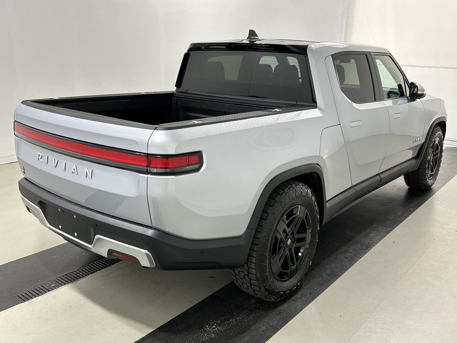 Used 2024 Rivian R1T Adventure Dual AWD/4WD image 5