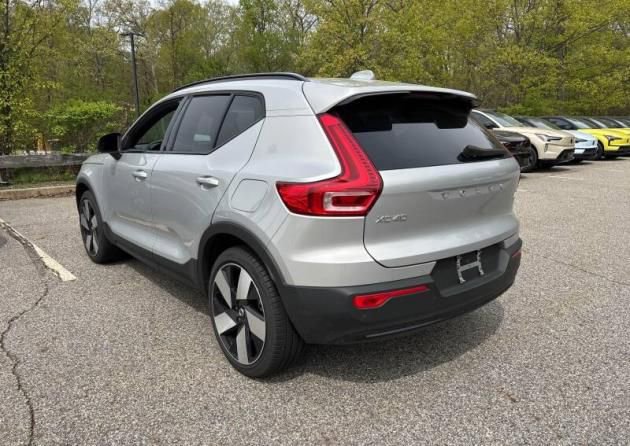 Used 2024 Volvo XC40 B5 Plus AWD/4WD image 3