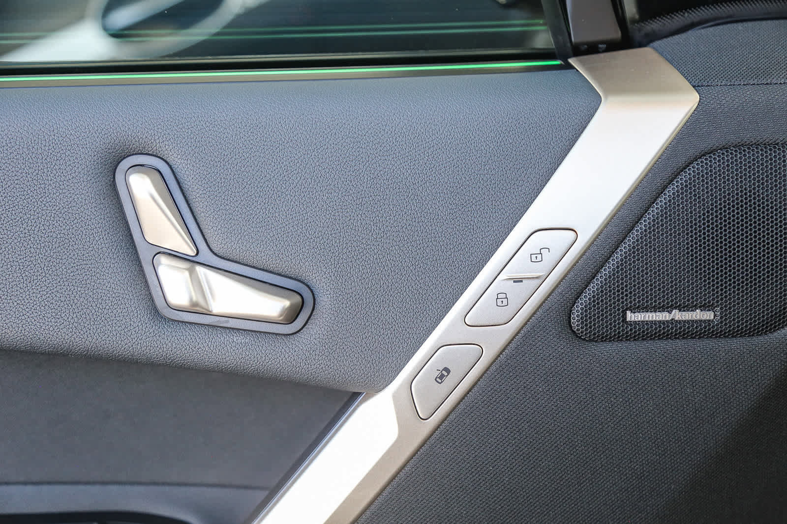 Used 2025 BMW iX xDrive50 w/ Sport Package image 18