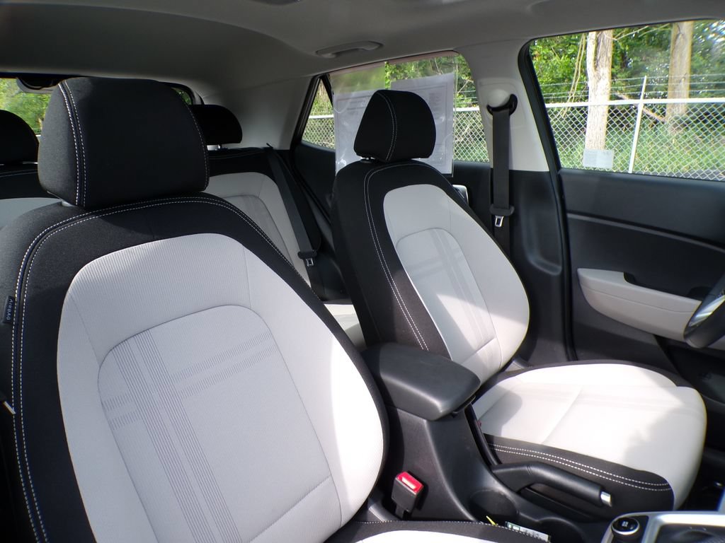 Used 2025 Hyundai Venue SEL FWD image 13