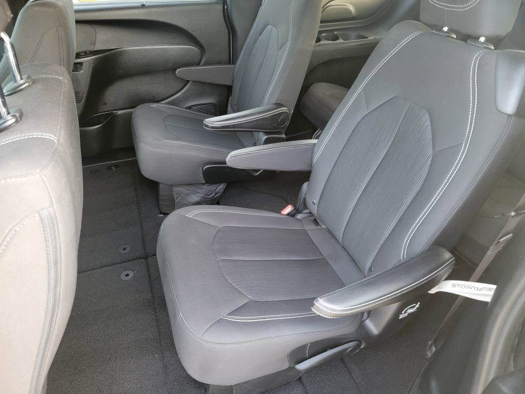 Used 2018 Chrysler Pacifica Touring Plus w/ S Appearance Package image 12