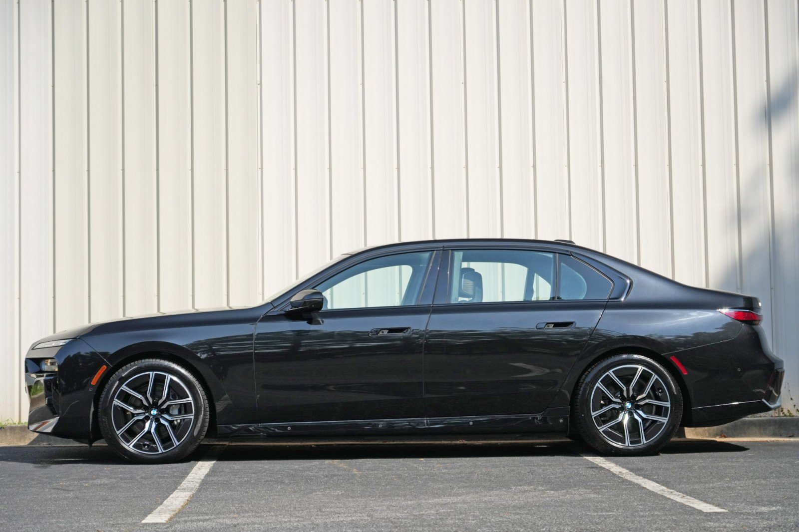 Used 2023 BMW i7 xDrive60 w/ Executive Package 2 AWD/4WD image 9