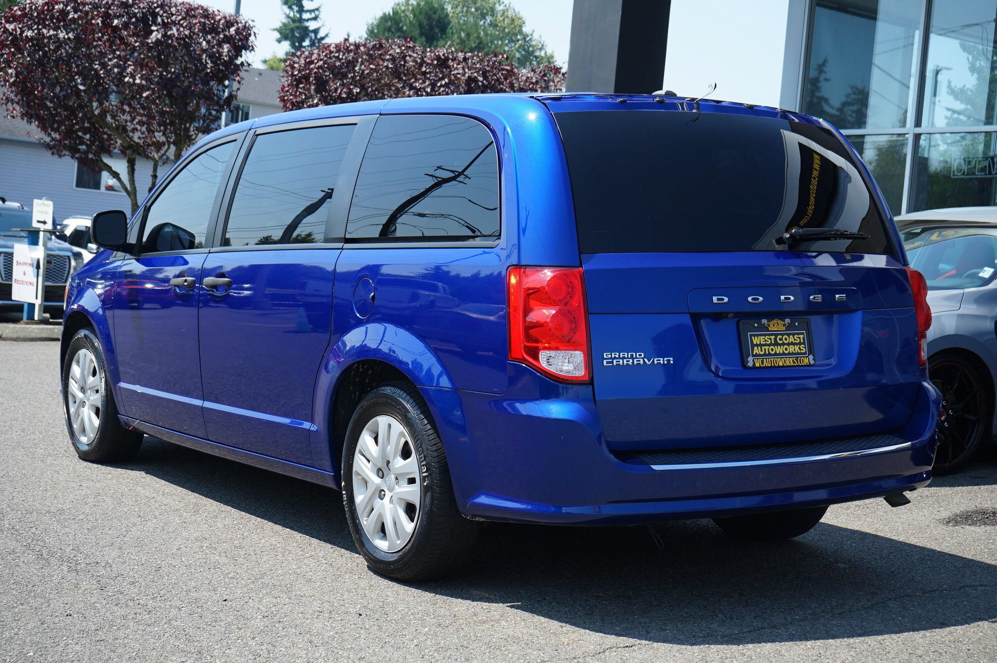 Used 2019 Dodge Grand Caravan SE w/ UConnect Hands-Free Group FWD image 3