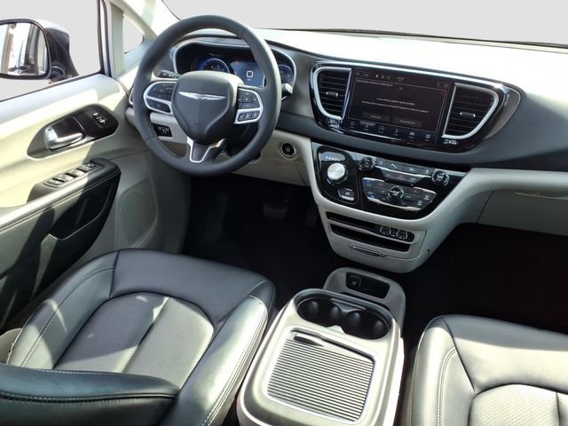 Used 2024 Chrysler Pacifica Touring-L image 10