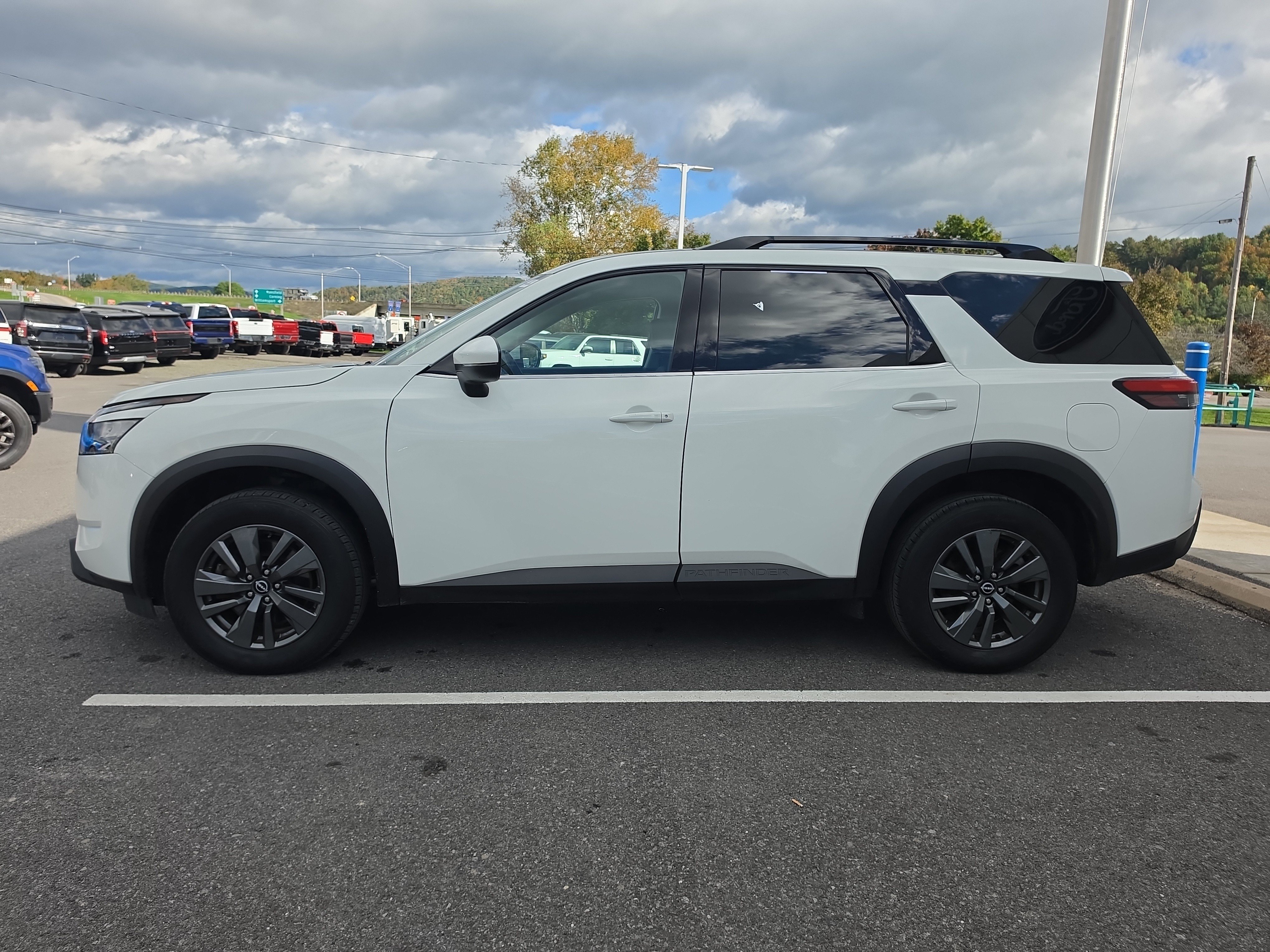 Used 2024 Nissan Pathfinder SV AWD/4WD image 7