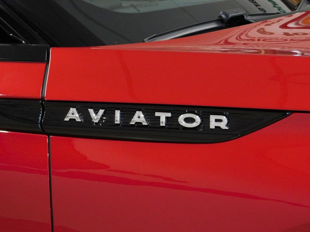Used 2025 Lincoln Aviator Reserve w/ Equipment Group 201A image 12