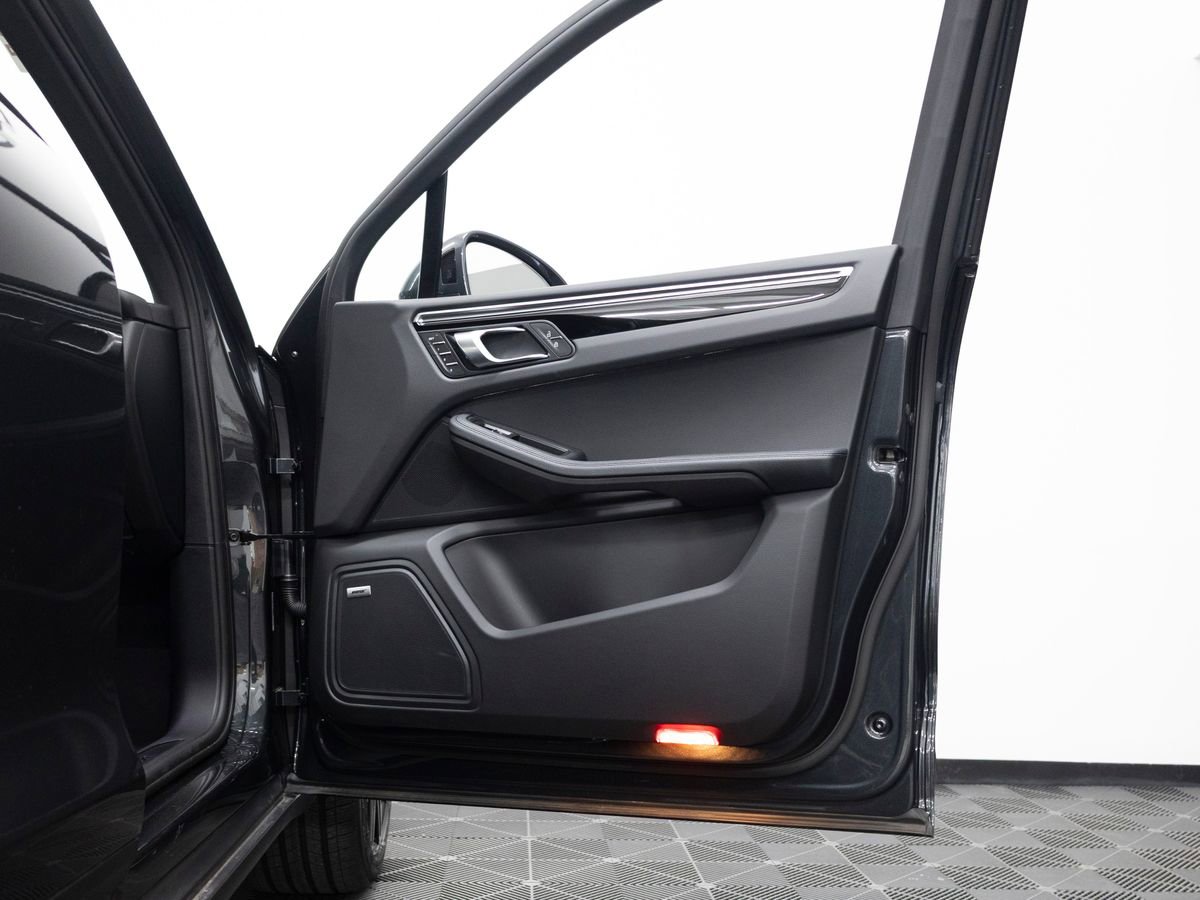 Certified 2026 Porsche Macan image 33