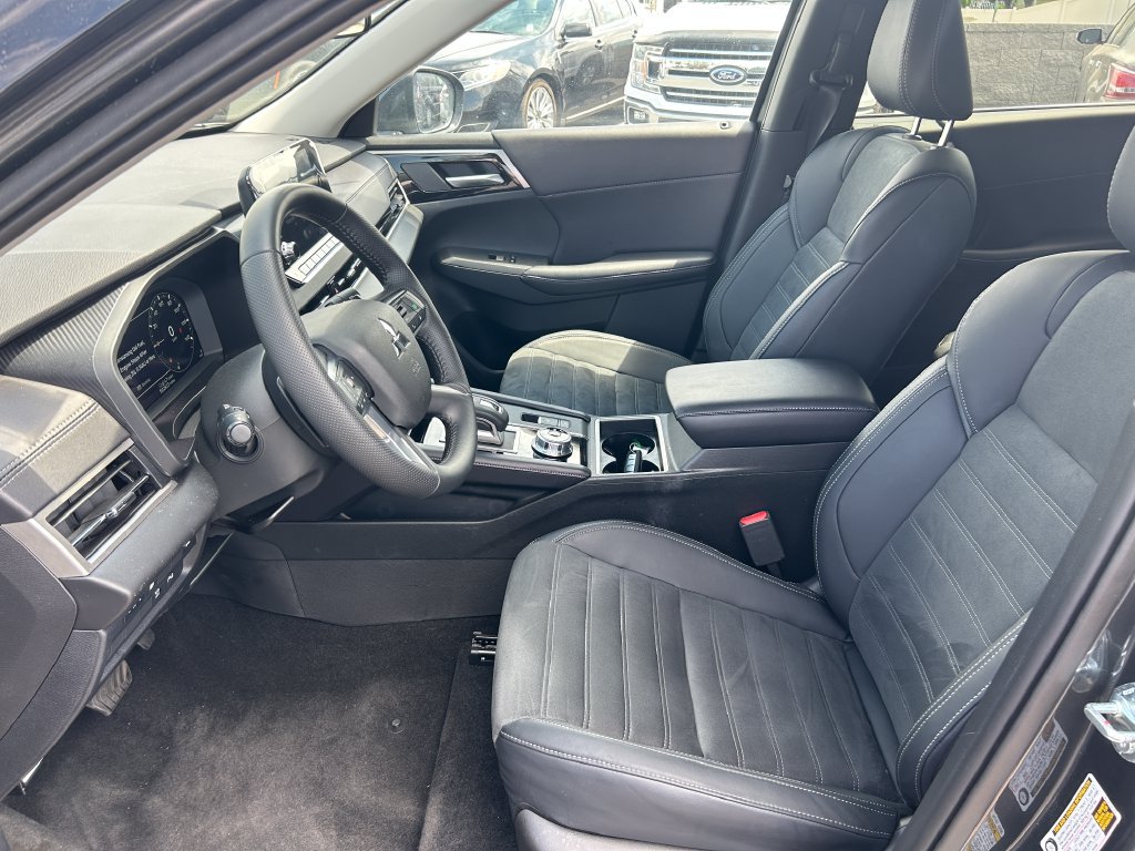 Used 2025 Mitsubishi Outlander 4WD Plug-In Hybrid image 28