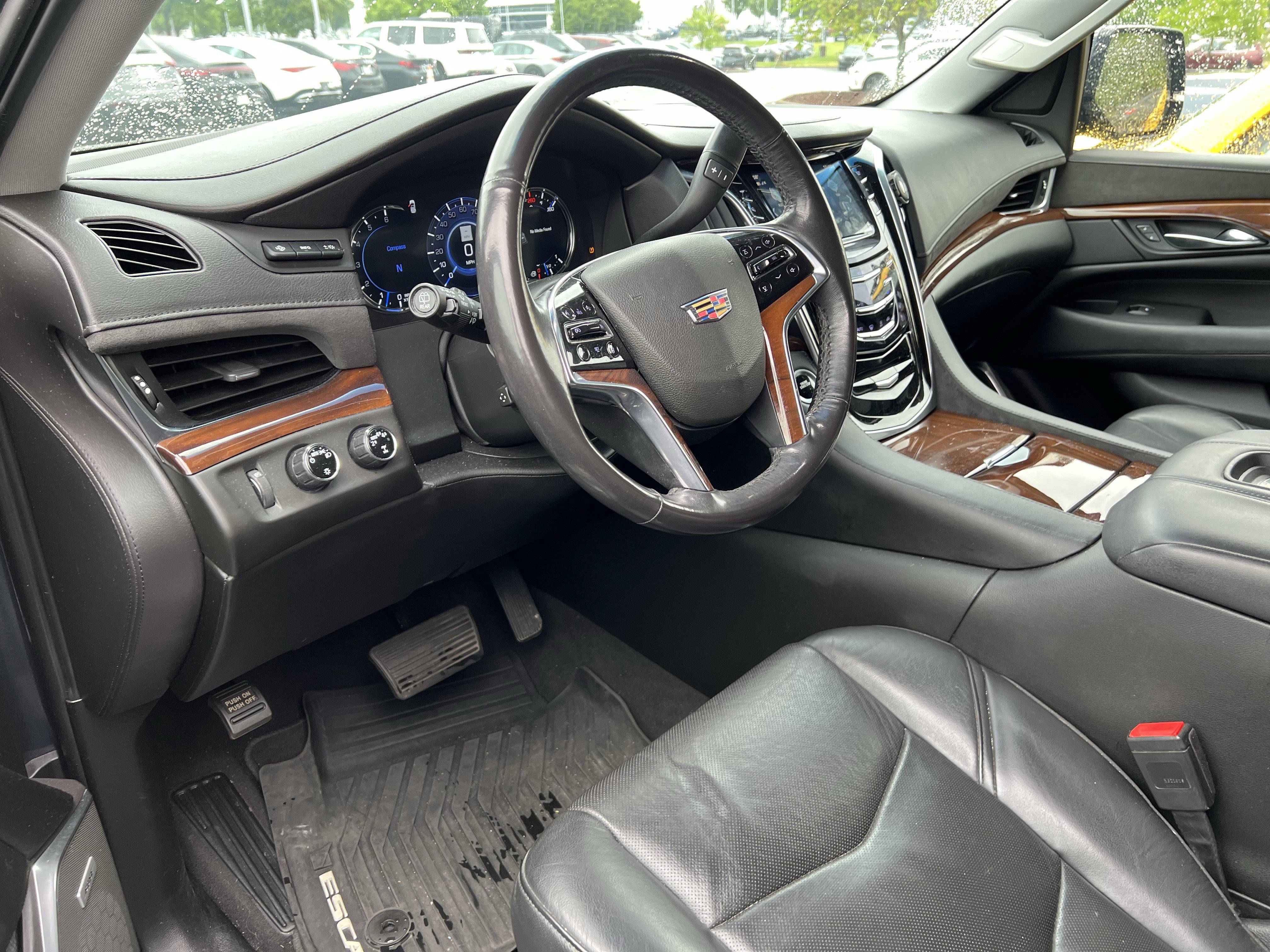 Used 2019 Cadillac Escalade ESV Luxury AWD/4WD image 17