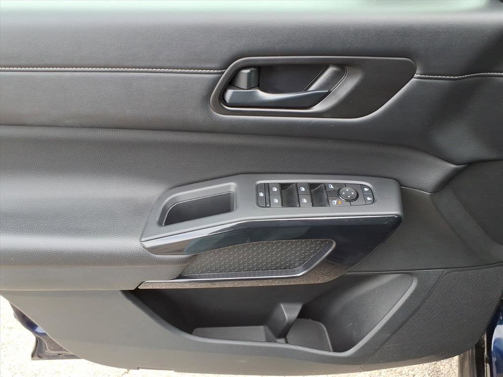 Used 2024 Nissan Pathfinder SV image 15