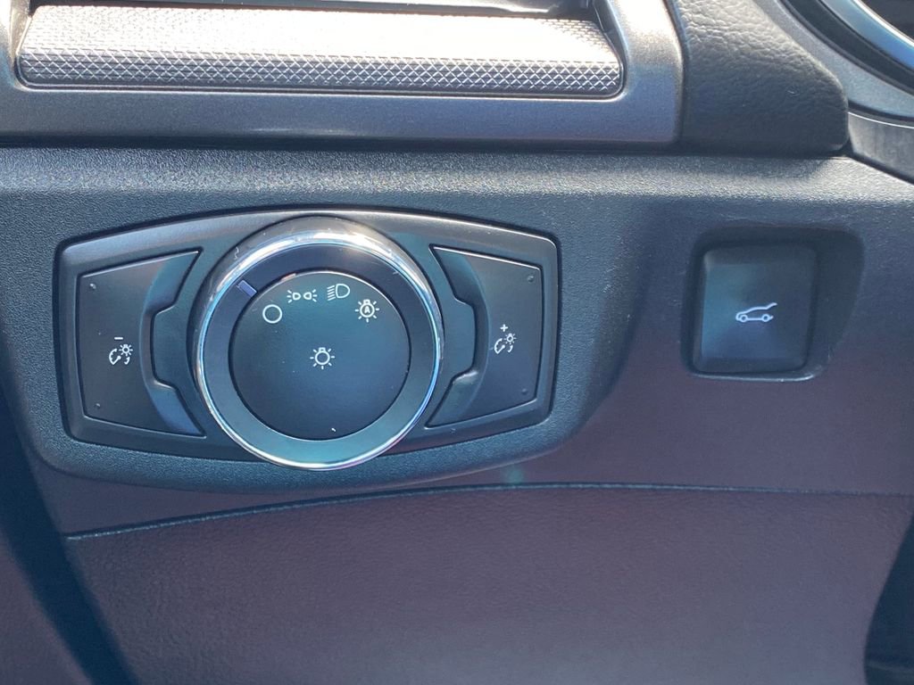 Used 2020 Ford Fusion SE FWD image 23