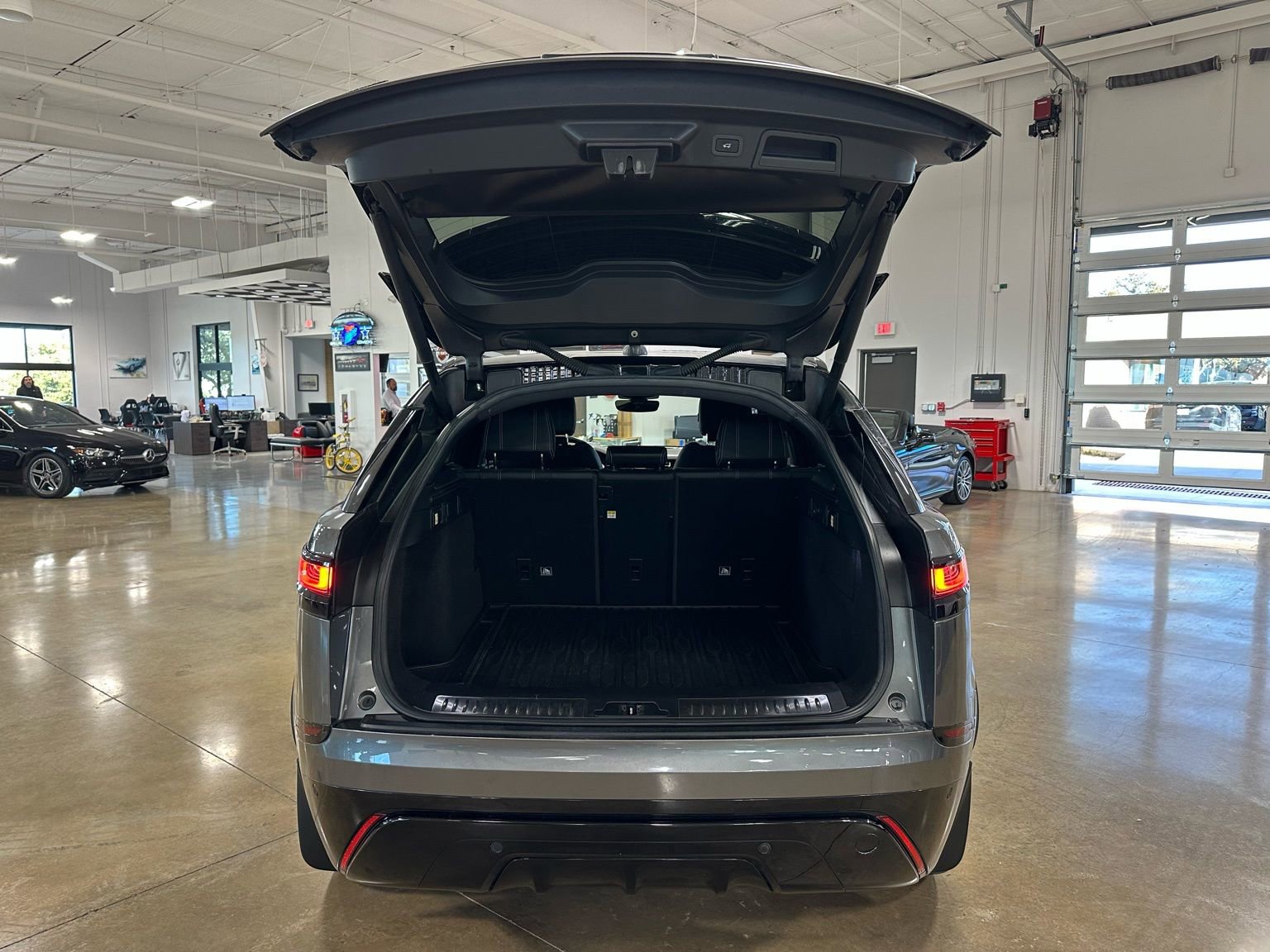 Used 2019 Land Rover Range Rover Velar R-Dynamic SE image 42