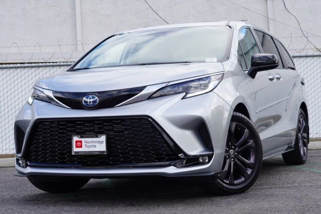 Used 2024 Toyota Sienna XSE image 3
