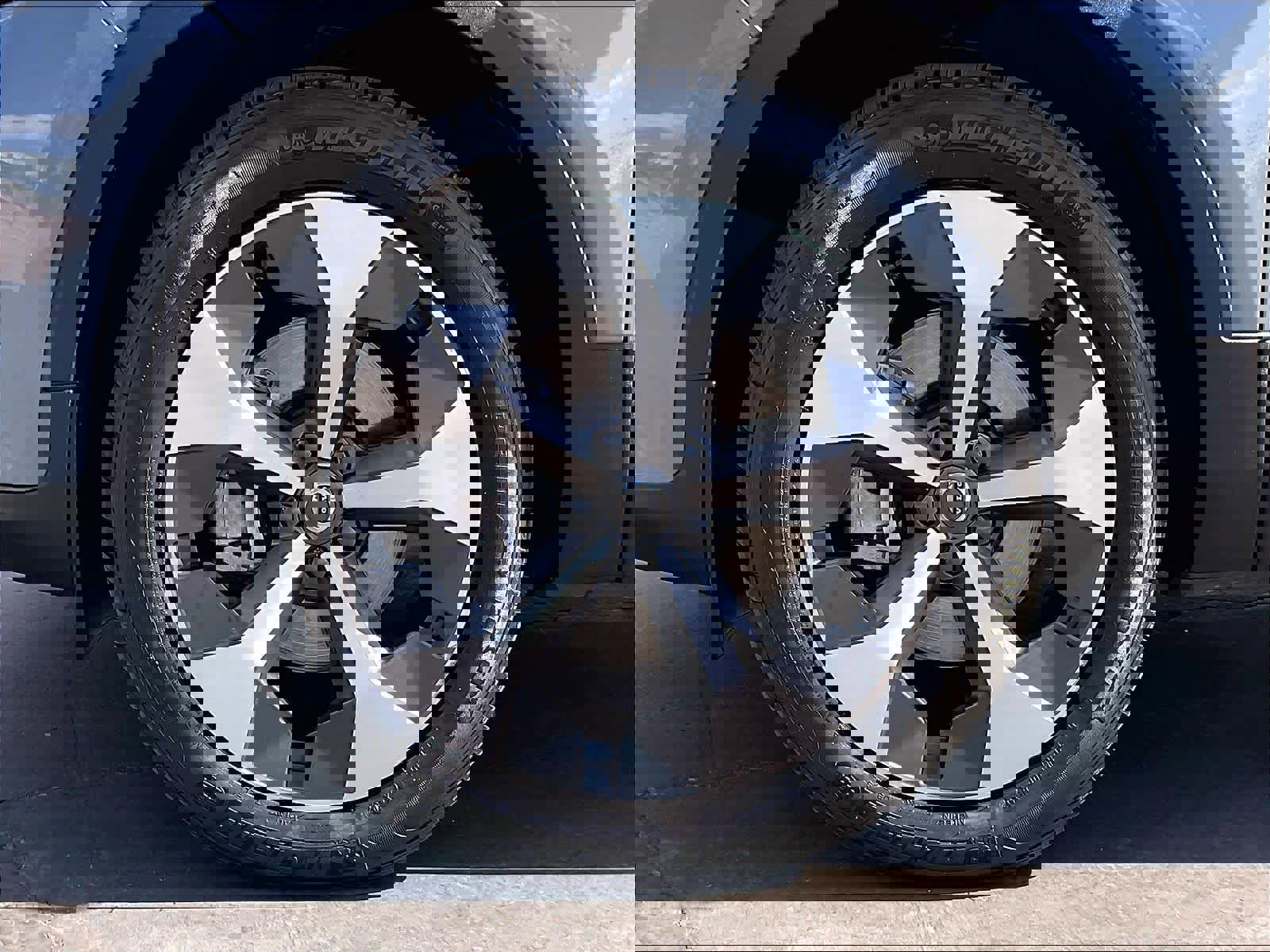 Used 2023 Volvo XC40 B5 Plus w/ Protection Package Premier image 11