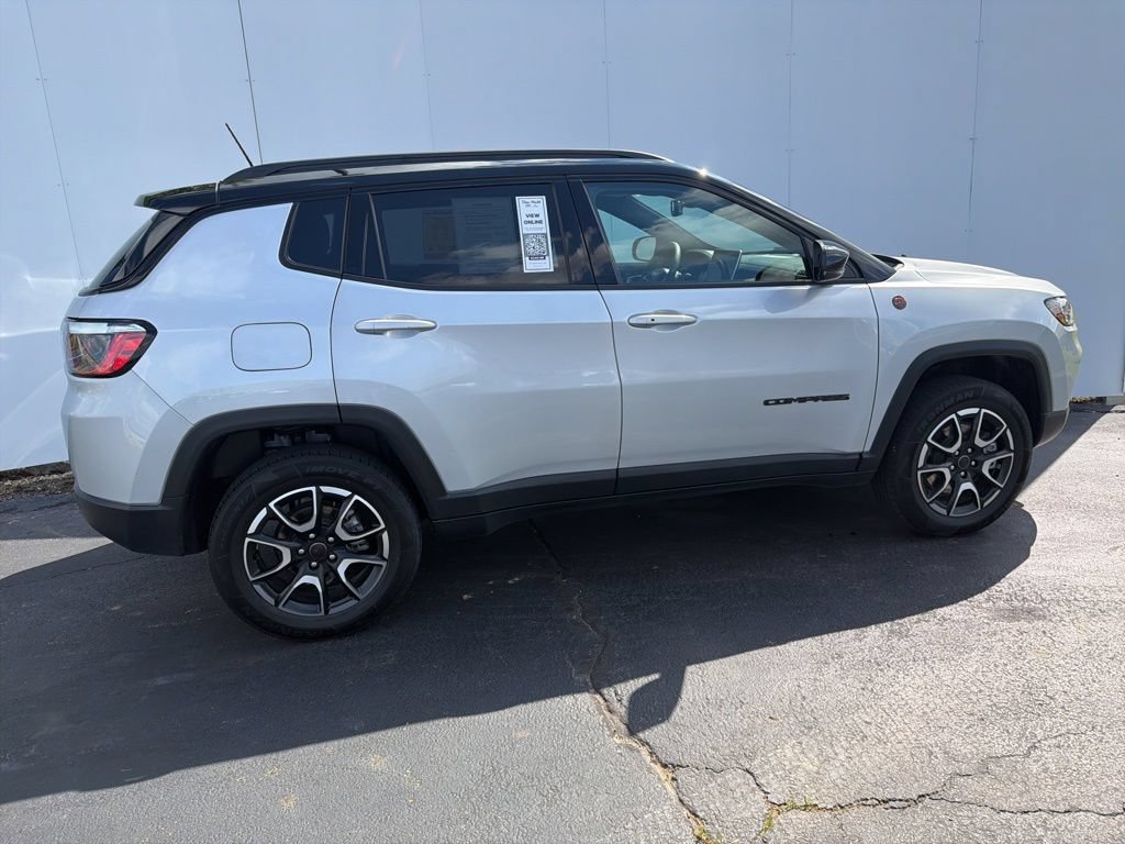 Used 2025 Jeep Compass Trailhawk AWD/4WD image 3