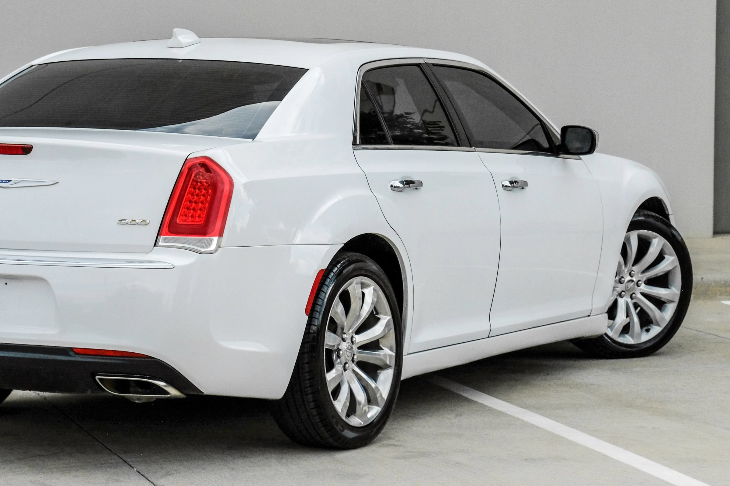 Used 2020 Chrysler 300 Limited RWD image 12