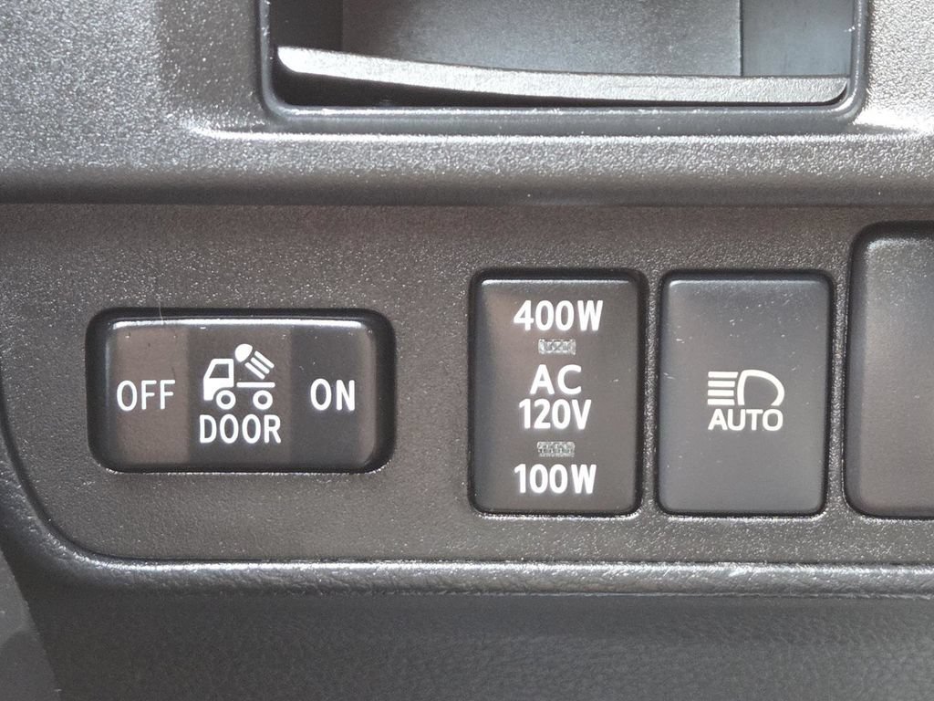 Used 2018 Toyota Tacoma TRD Off-Road AWD/4WD image 30