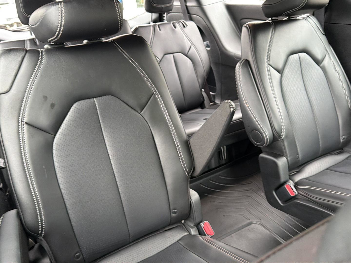 Used 2024 Chrysler Pacifica Touring-L w/ S Appearance Package FWD image 33