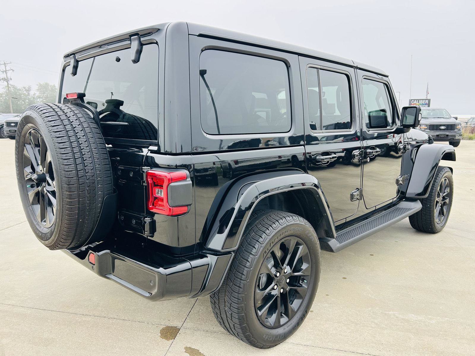 Used 2023 Jeep Wrangler Unlimited Sahara AWD/4WD image 36
