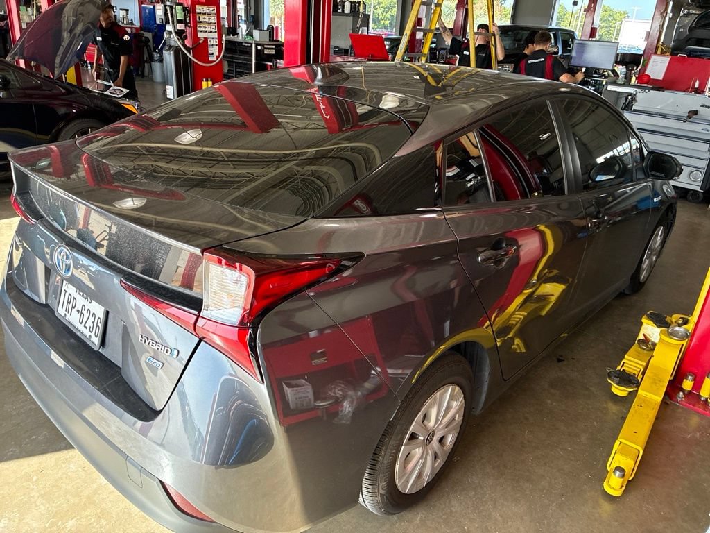 Used 2022 Toyota Prius L Eco FWD image 2