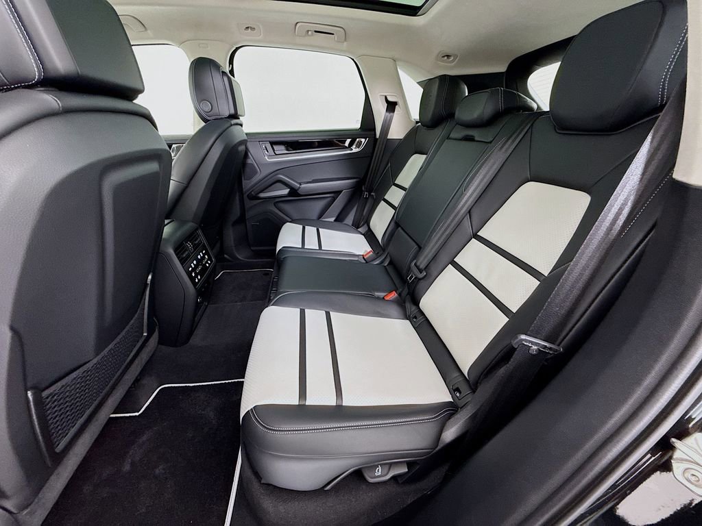 Certified 2026 Porsche Cayenne Turbo AWD/4WD image 24