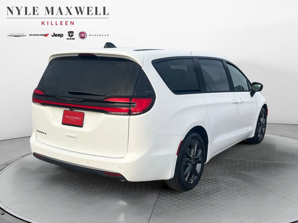 New 2026 Chrysler Pacifica Select image 16
