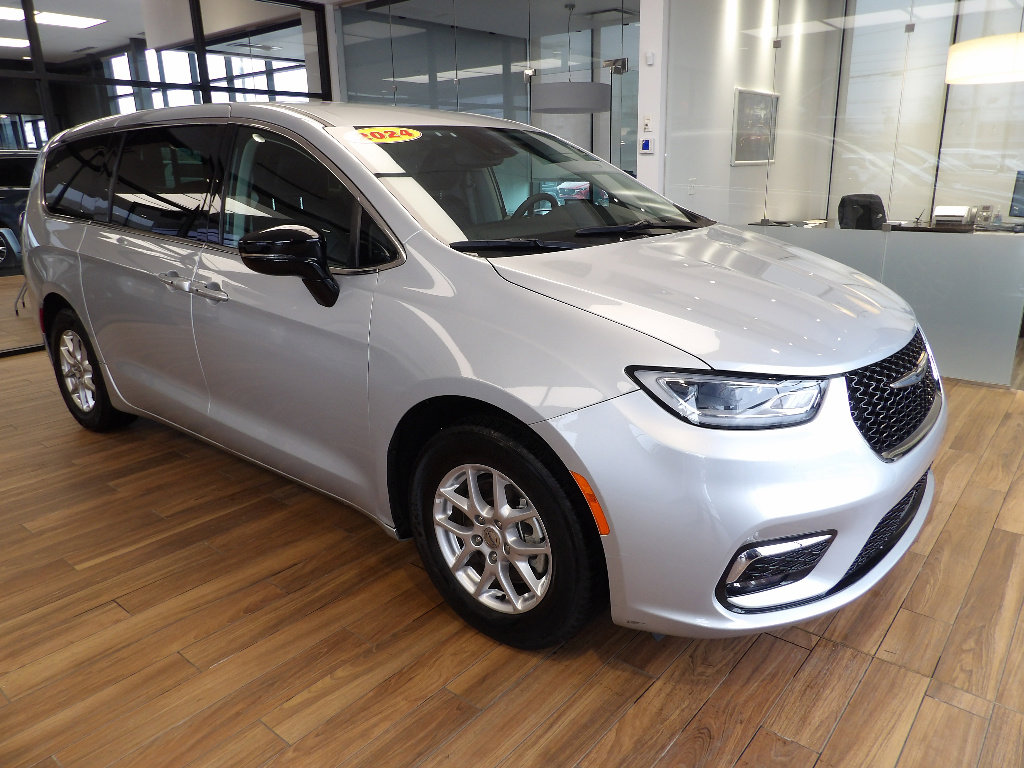 Used 2024 Chrysler Pacifica Touring-L FWD image 3